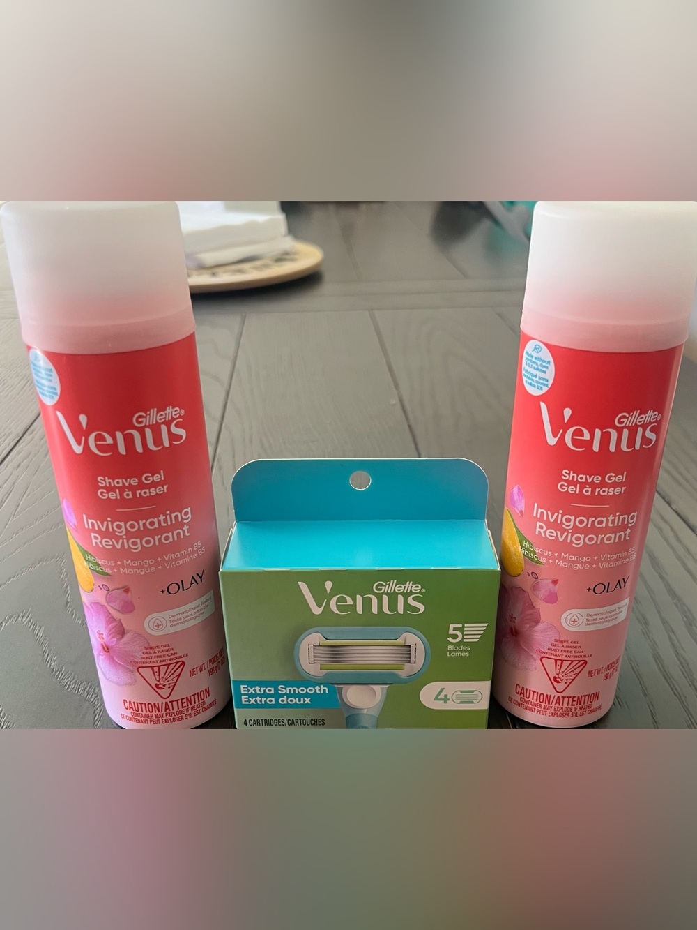 Gillette Venus Women’s Razor Bundle With 4 Pack Extra Smooth Razor Refills & Gel